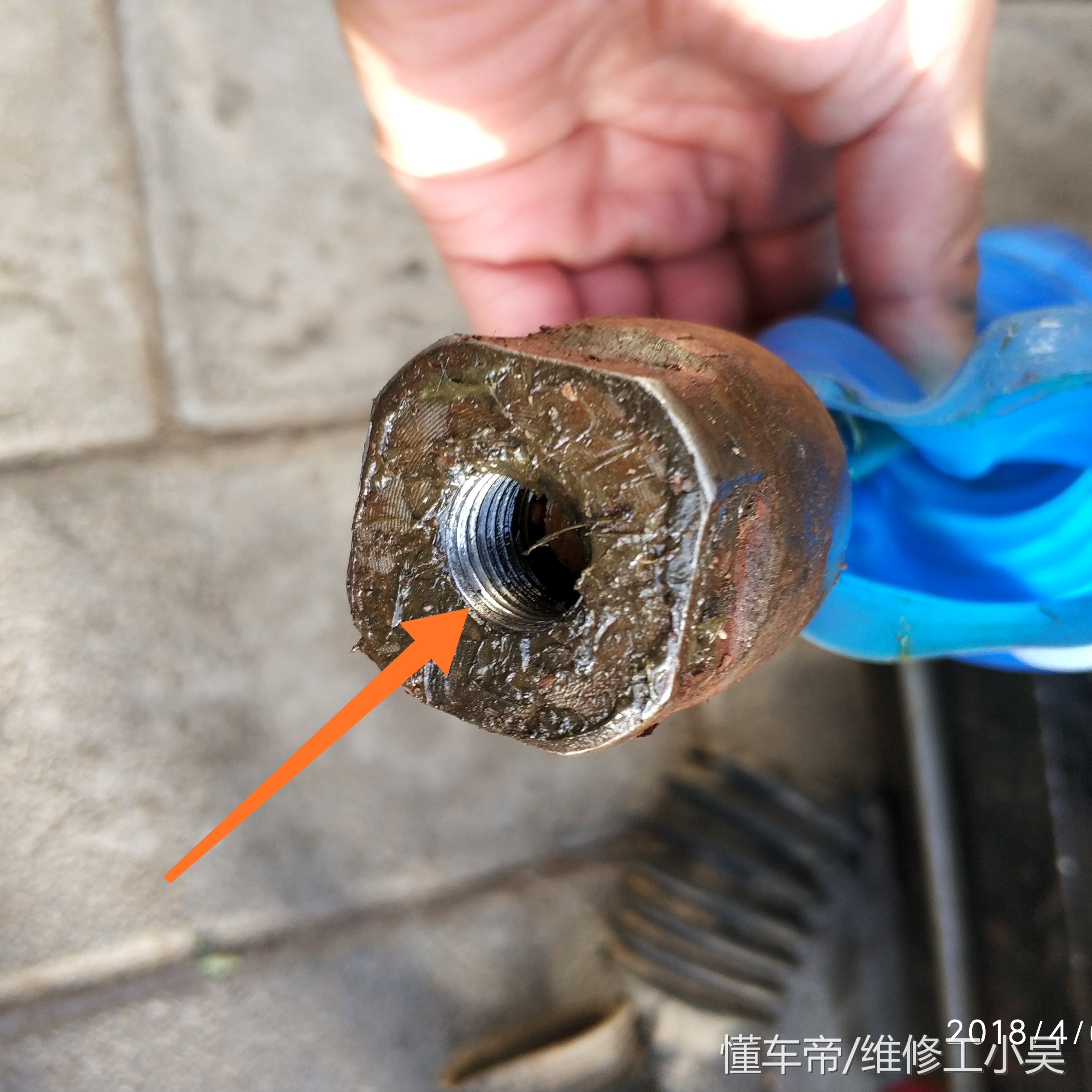 行驶中的汽车左转向拉杆掉了，师傅感慨：车主的做法太冒险了！