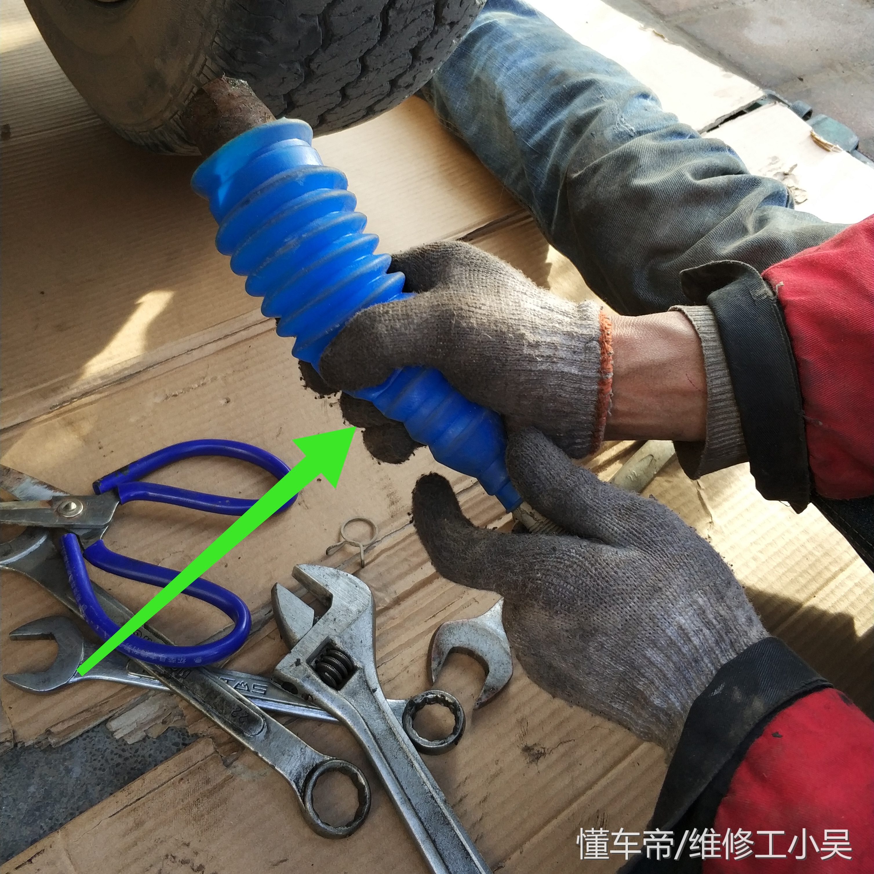 行驶中的汽车左转向拉杆掉了，师傅感慨：车主的做法太冒险了！