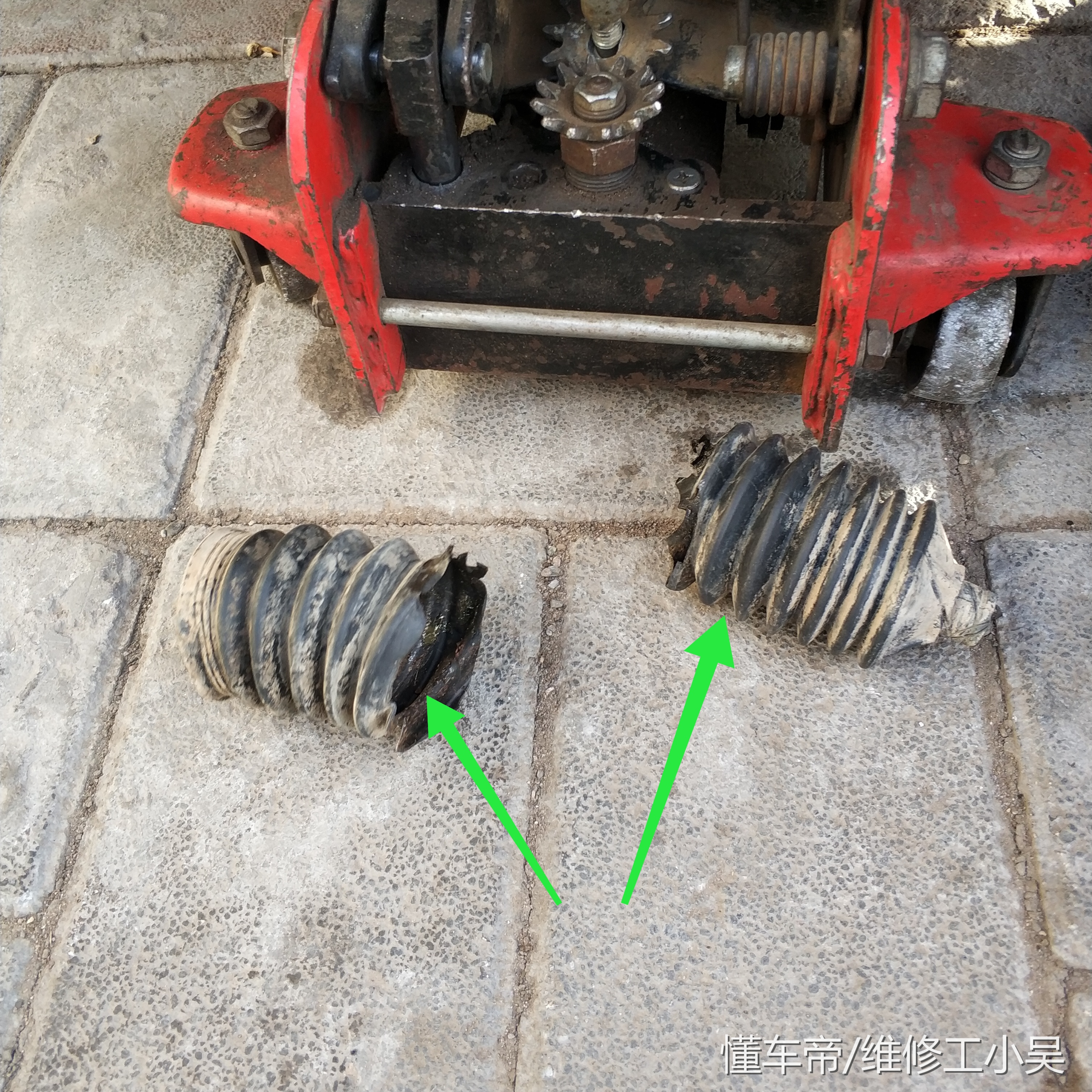 行驶中的汽车左转向拉杆掉了，师傅感慨：车主的做法太冒险了！