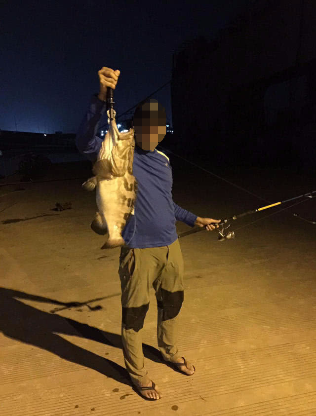 钓鱼钓到一万斤的大石斑,海口港口钓石斑