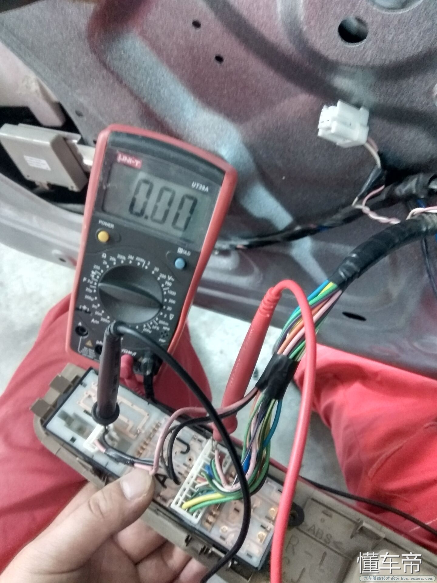 日产骊威驾驶窗无法升降怎么搞定,尼桑骊威左前玻璃升降故障维修