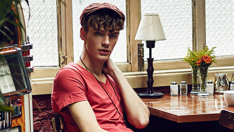 男士显脸瘦的t恤衫,夏季时尚男士v领t恤