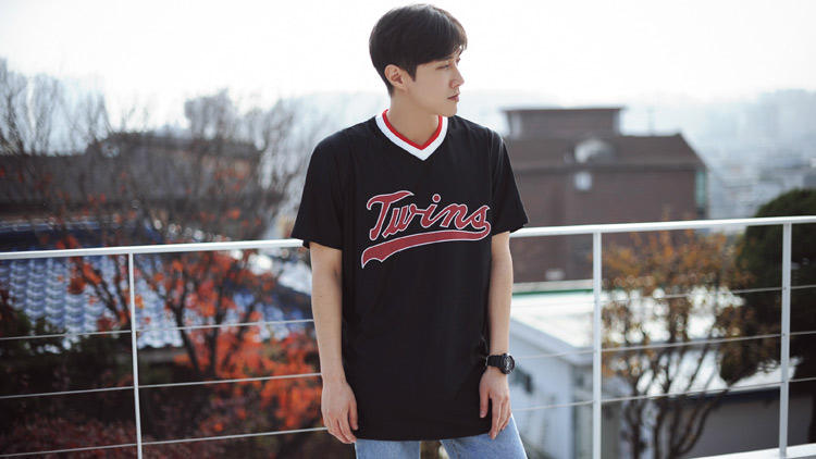 男士显脸瘦的t恤衫,夏季时尚男士v领t恤