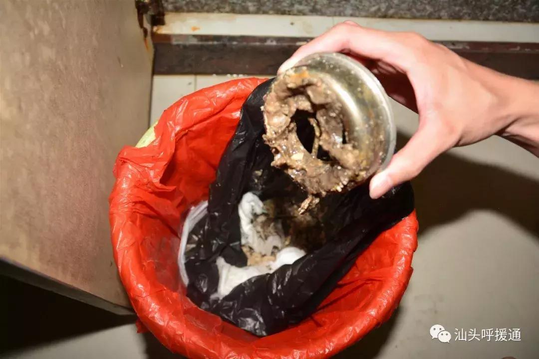 双手掏去残菜污物？金碧庄蔡伯感叹，来得早不如来得巧！