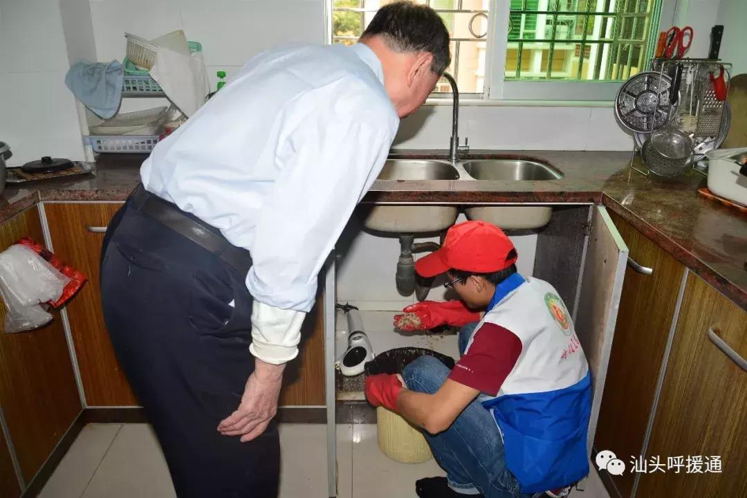 双手掏去残菜污物？金碧庄蔡伯感叹，来得早不如来得巧！