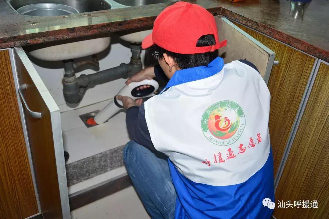 双手掏去残菜污物？金碧庄蔡伯感叹，来得早不如来得巧！