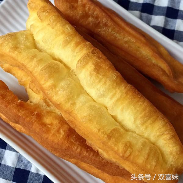 油条怎么炸出来又软又蓬松过程,小油条怎么和面炸出的油条柔软