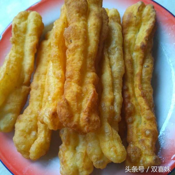 油条怎么炸出来又软又蓬松过程,小油条怎么和面炸出的油条柔软