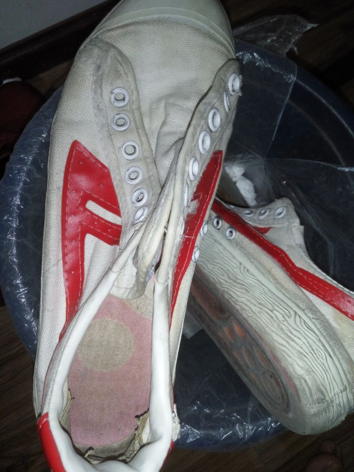 受够了跟风,回力复古篮球鞋赤橙