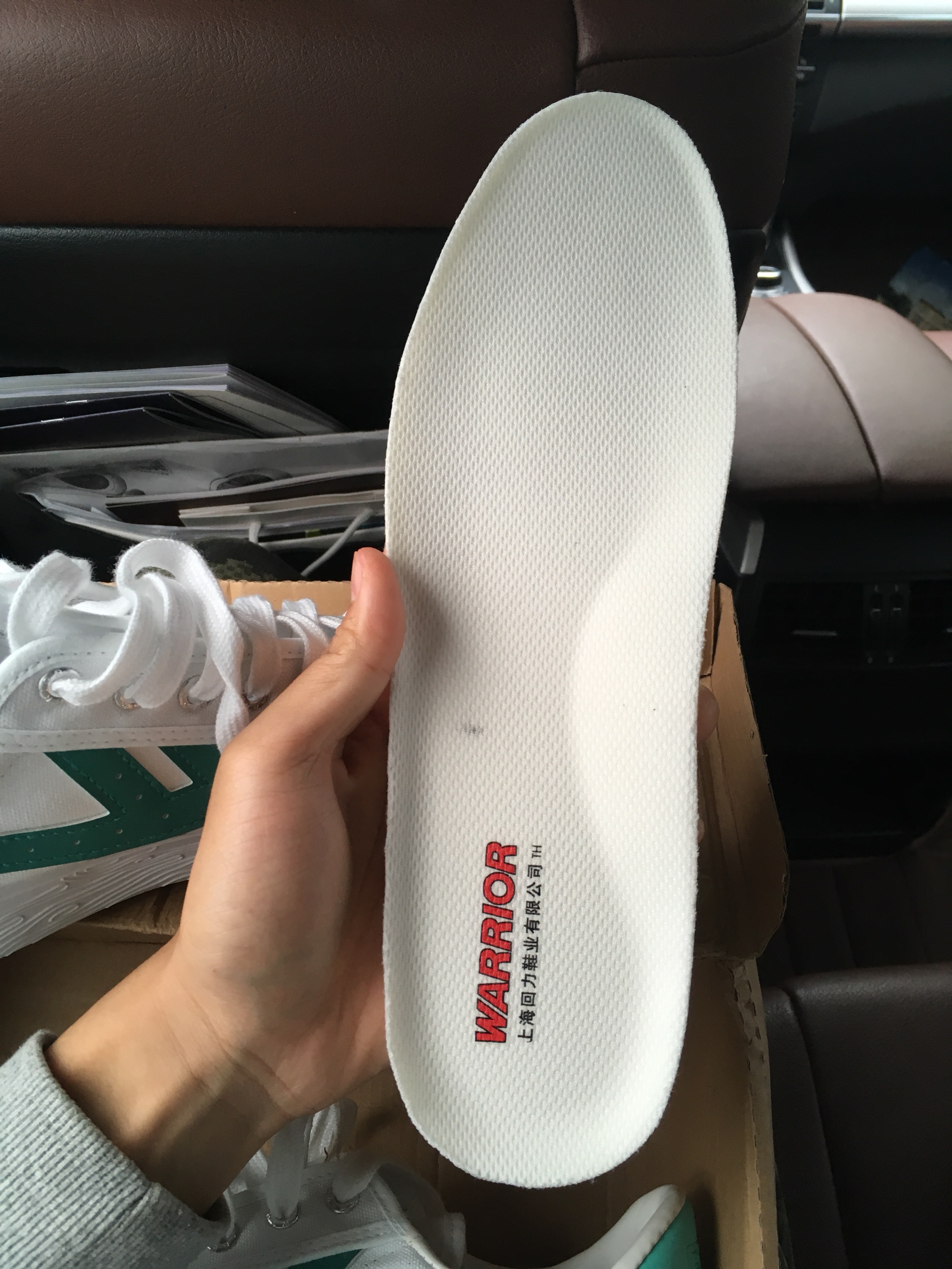 受够了跟风,回力复古篮球鞋赤橙