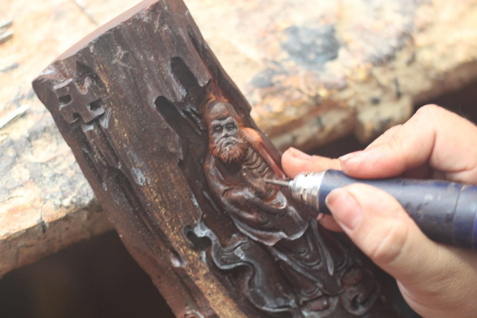 雕刻守艺人的浅析纯手工与现代化工具手工和电脑雕刻加手修区别