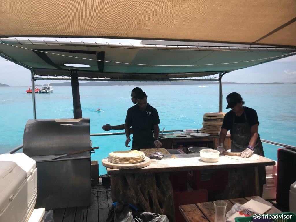 拥有漂浮在海上的披萨店的岛国斐济，不仅仅适合吃海鲜度蜜月