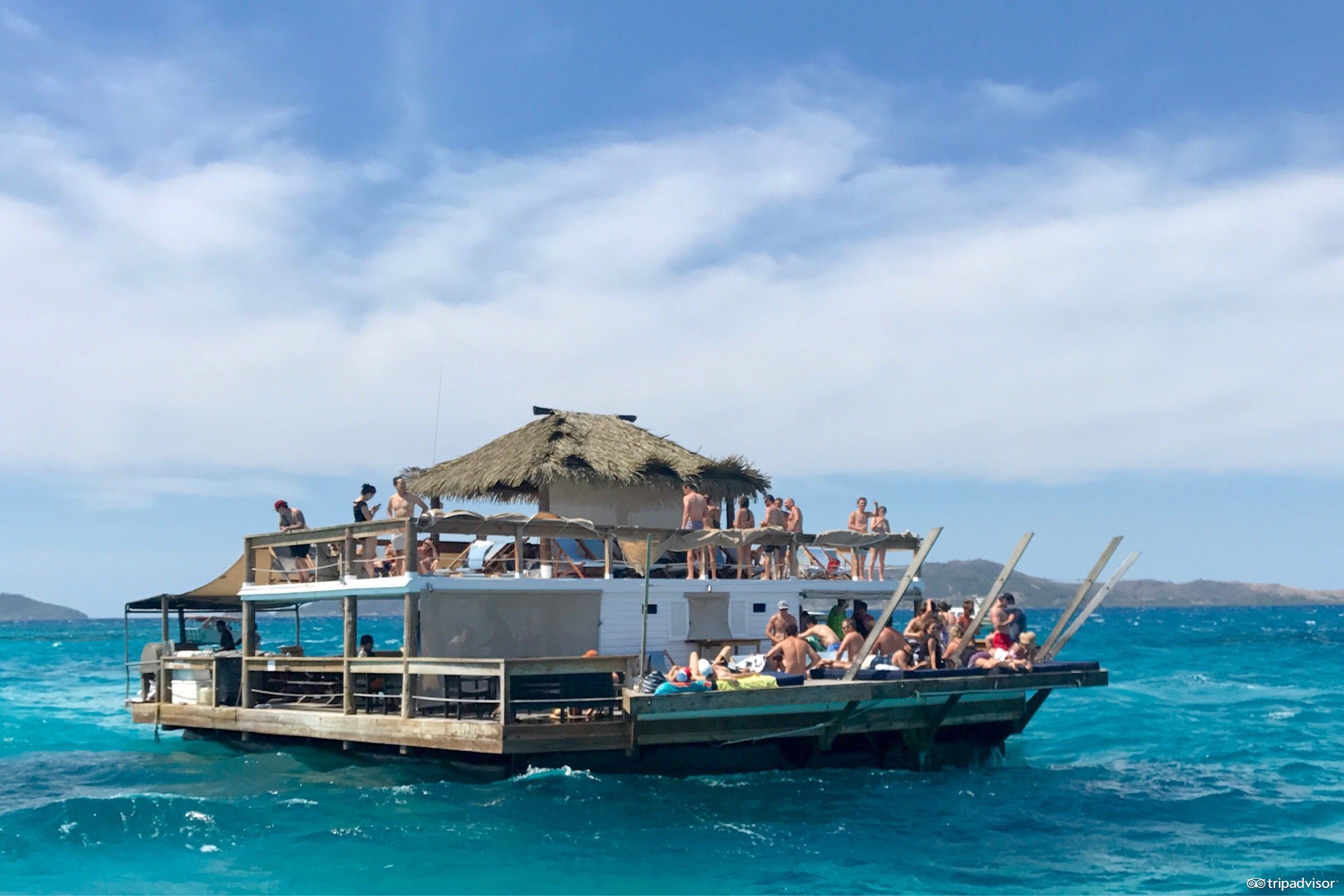 拥有漂浮在海上的披萨店的岛国斐济，不仅仅适合吃海鲜度蜜月