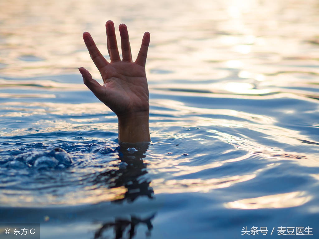 老人误吞假牙危险吗,老人误吞整排假牙会有什么症状