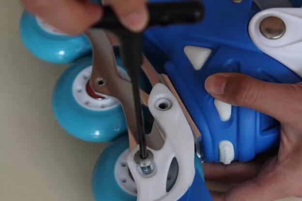 美洲狮轮滑鞋刹车拆卸视频,轮滑鞋刹车结构