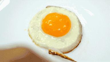 千万别把鸡蛋放进微波炉会爆炸,鸡蛋放到微波炉都会炸吗