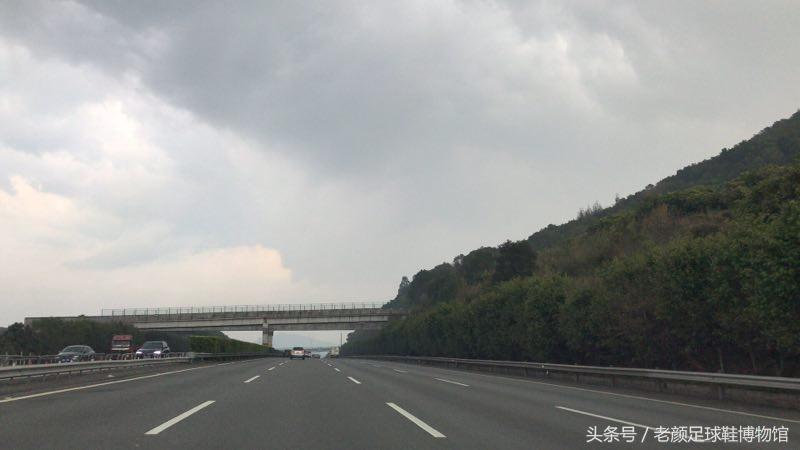 2002年的阿迪达斯鞋银色,阿迪达斯足球鞋哪一代最经典