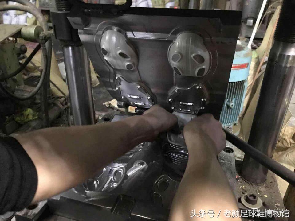 2002年的阿迪达斯鞋银色,阿迪达斯足球鞋哪一代最经典