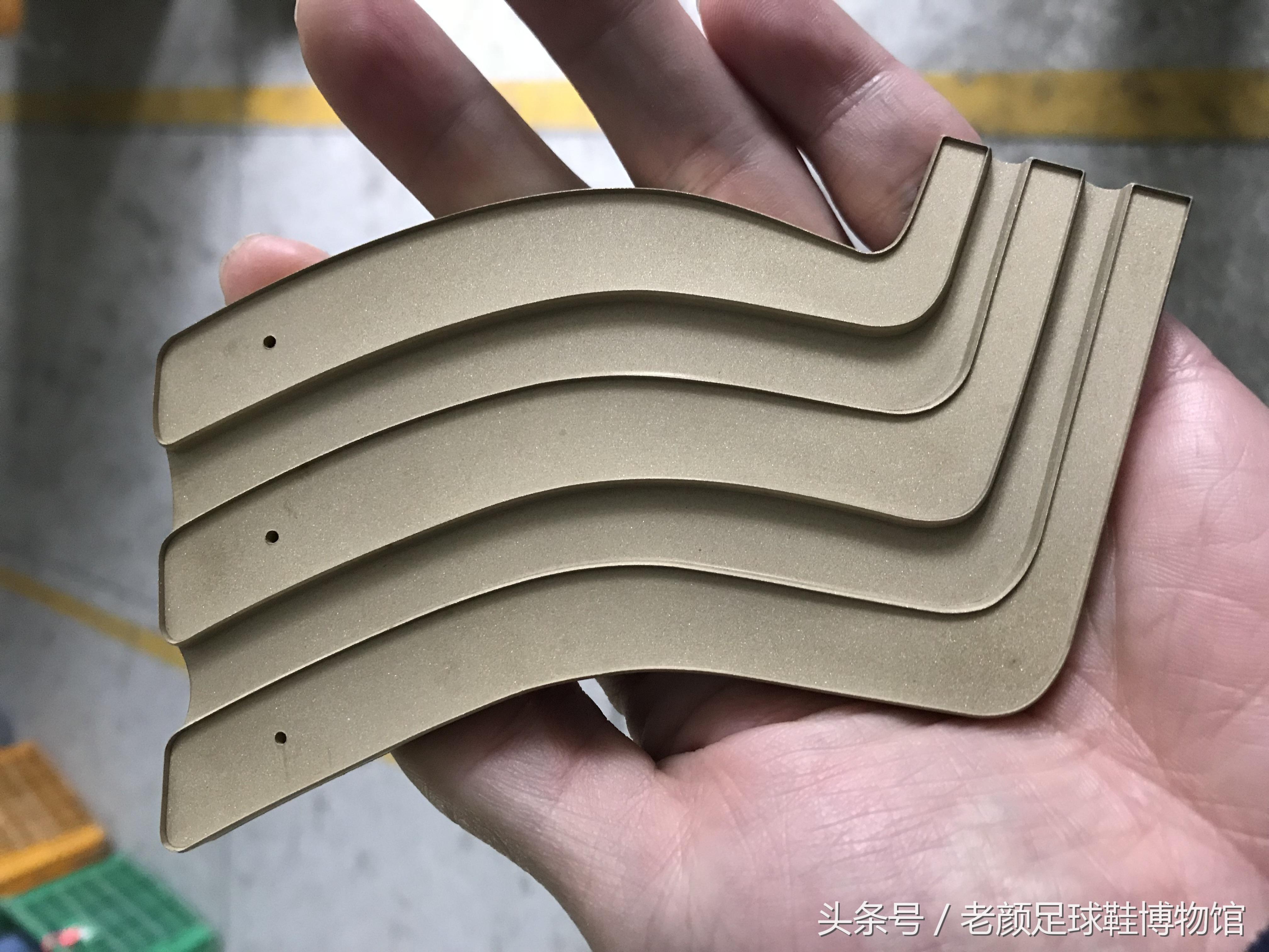 2002年的阿迪达斯鞋银色,阿迪达斯足球鞋哪一代最经典