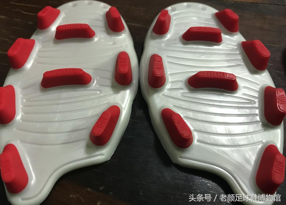 2002年的阿迪达斯鞋银色,阿迪达斯足球鞋哪一代最经典