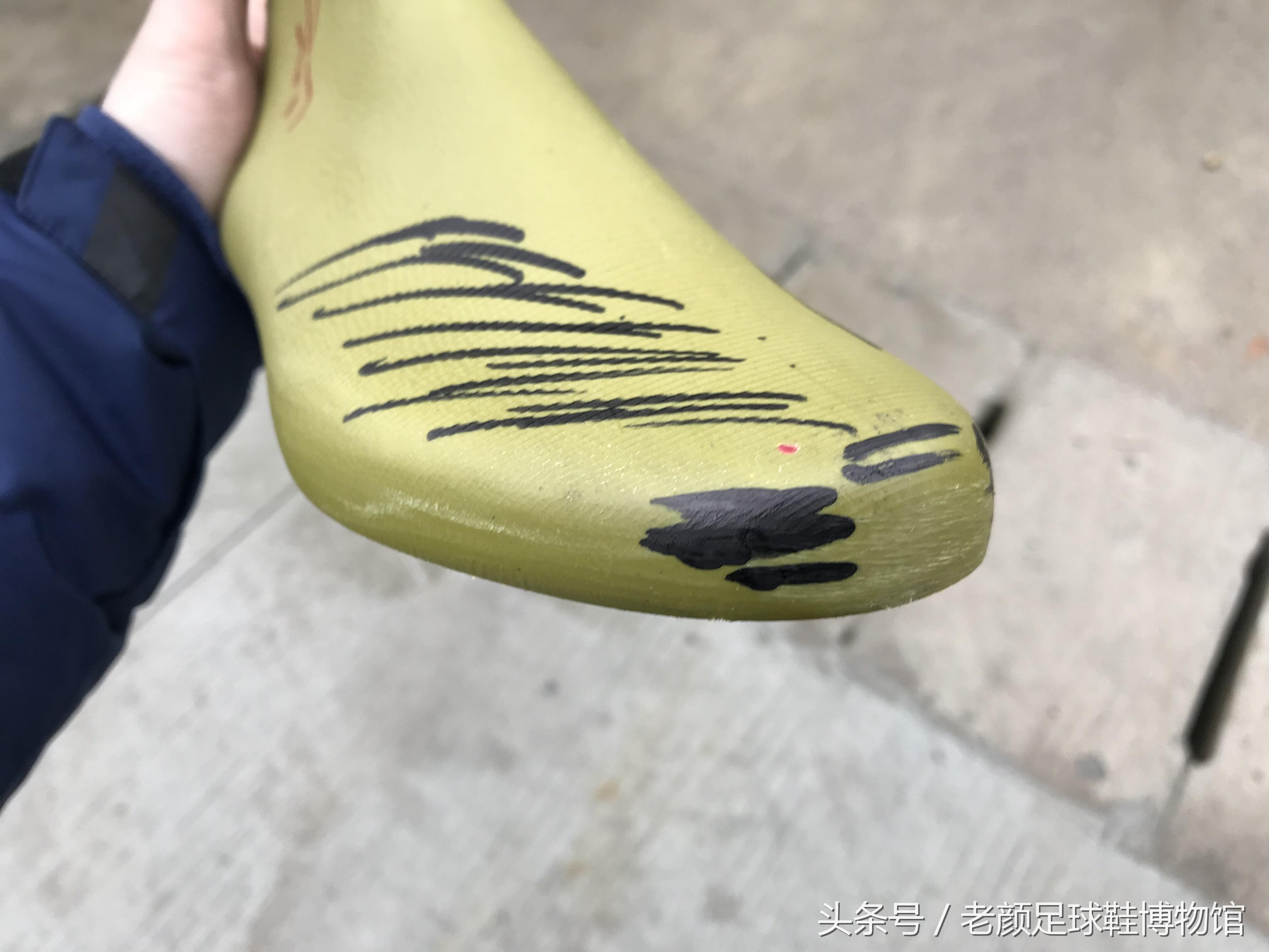 2002年的阿迪达斯鞋银色,阿迪达斯足球鞋哪一代最经典