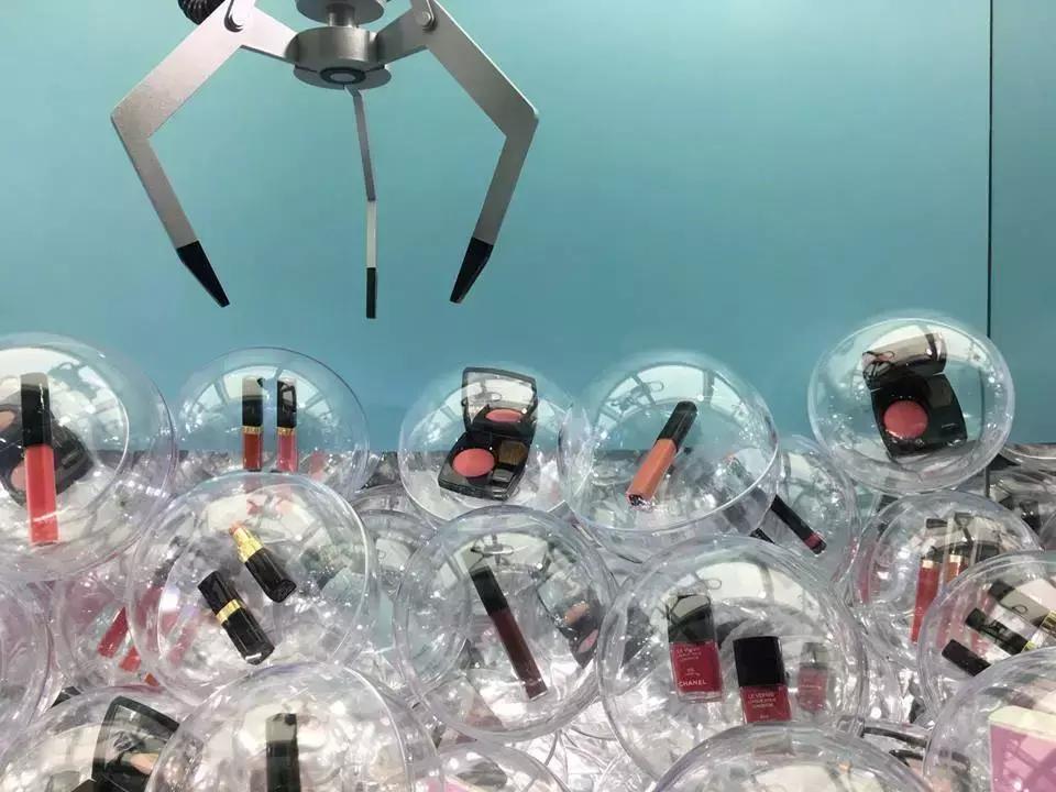 喷着LV新出的第8款香水,到香奈儿街机店夹口红去!