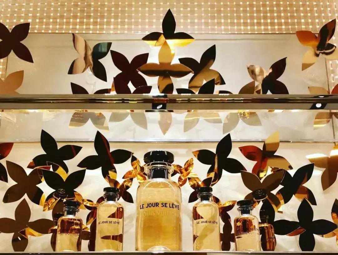 喷着LV新出的第8款香水,到香奈儿街机店夹口红去!