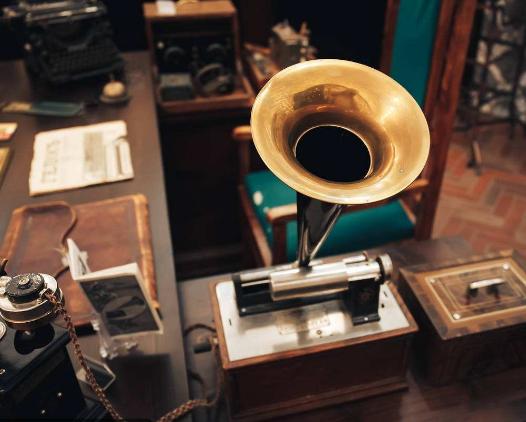 工具是人类”器官“的延伸，它使人有了更强大控制物质世界的能力