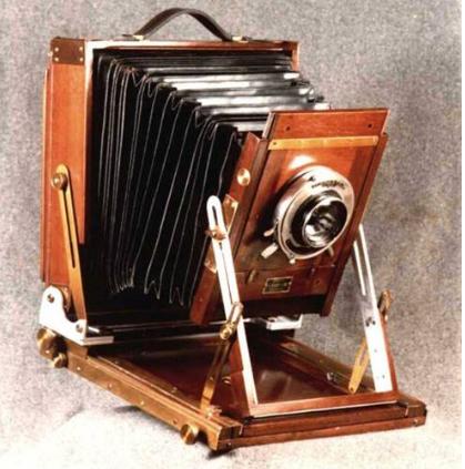 工具是人类”器官“的延伸，它使人有了更强大控制物质世界的能力