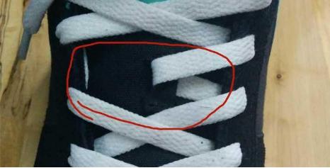 鞋舌老是歪向一边视频,鞋舌老是往左偏怎么回事