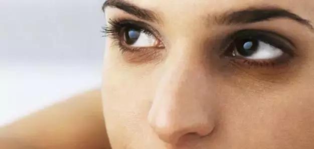 怎么做减少鱼尾纹小妙招,怎么做会减少眼角皱纹和眼袋