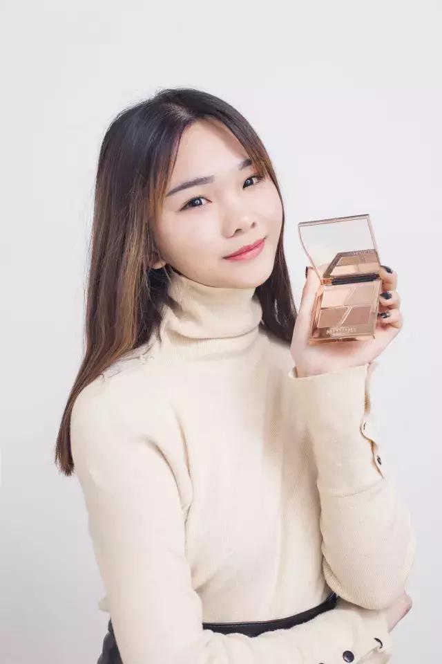 时尚妖精小假日偶遇男神从来不用套路，一个眼神就导电了！