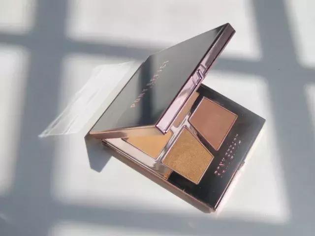 时尚妖精小假日偶遇男神从来不用套路，一个眼神就导电了！