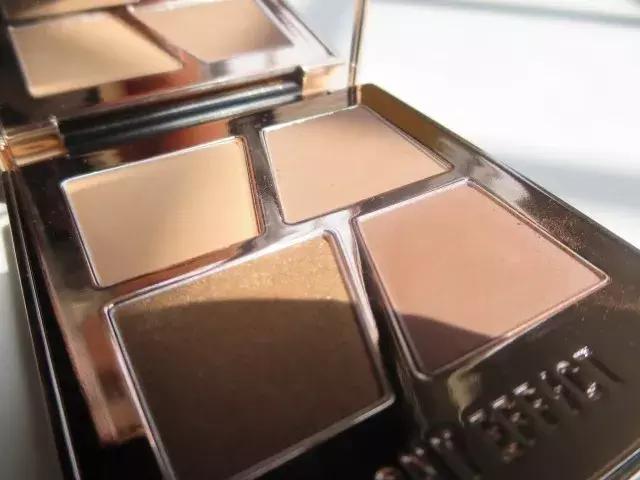 时尚妖精小假日偶遇男神从来不用套路，一个眼神就导电了！