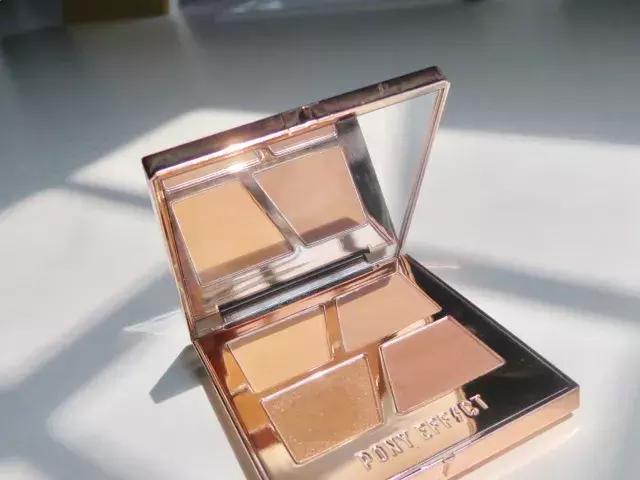 时尚妖精小假日偶遇男神从来不用套路，一个眼神就导电了！