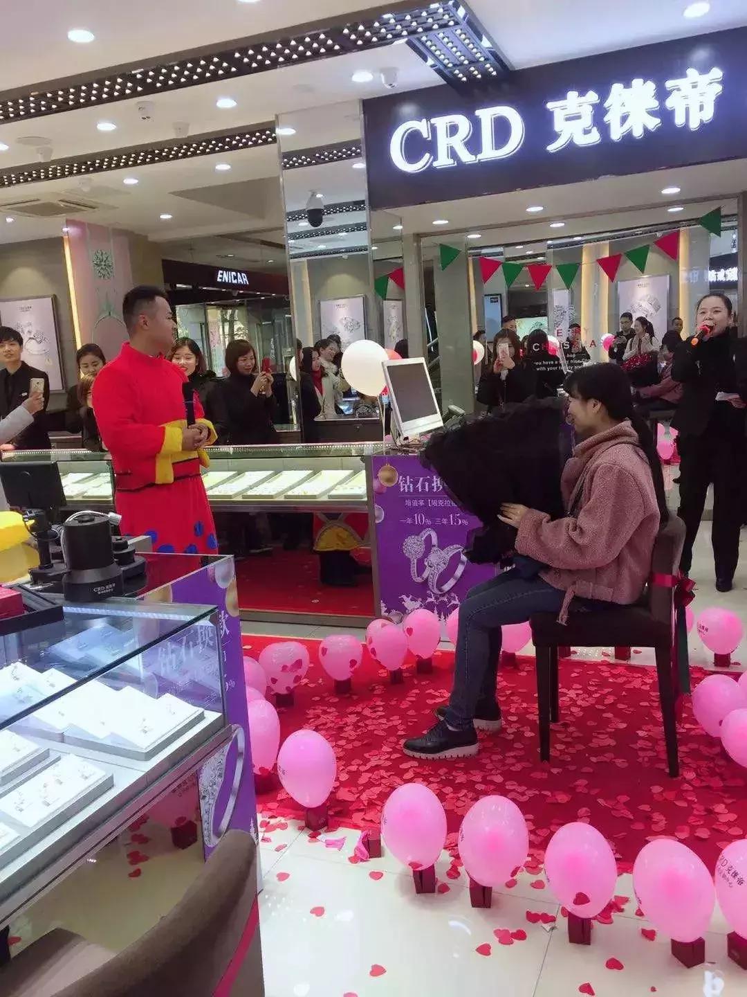 如果这样跟你求婚你会接受吗,他是用什么方式跟你表白的