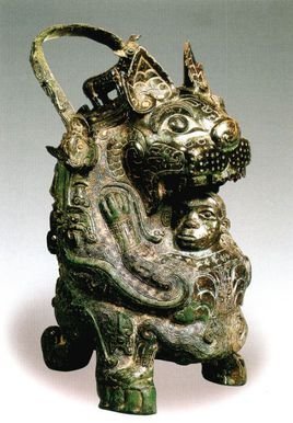 瓷器上有虎食人卣的图案,商代虎食人卣的寓意