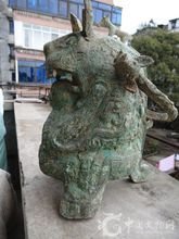 瓷器上有虎食人卣的图案,商代虎食人卣的寓意