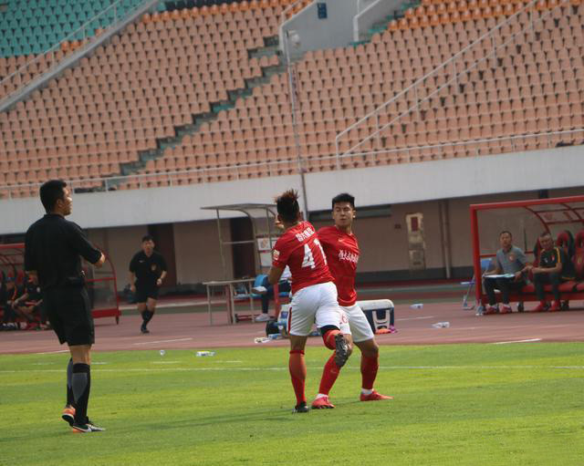 内讧！恒大两“纹身”球员赛场上就互殴，高层正紧急商讨处罚方案