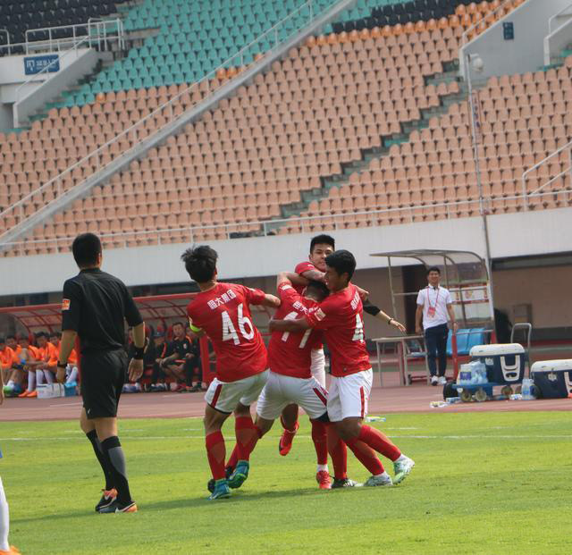 内讧！恒大两“纹身”球员赛场上就互殴，高层正紧急商讨处罚方案