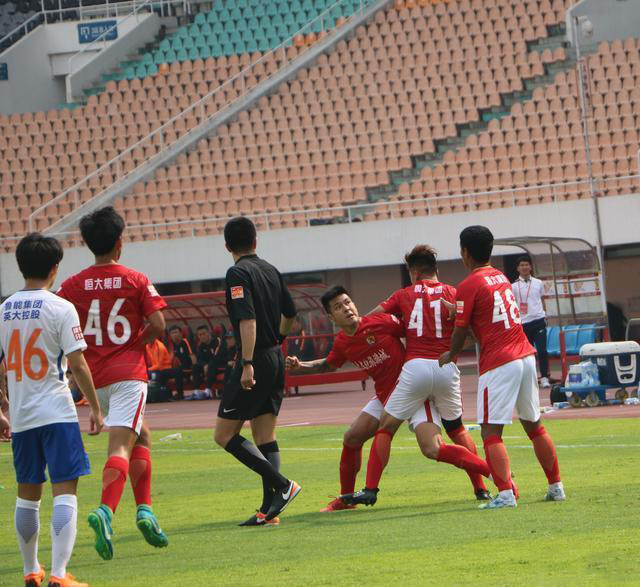 内讧！恒大两“纹身”球员赛场上就互殴，高层正紧急商讨处罚方案