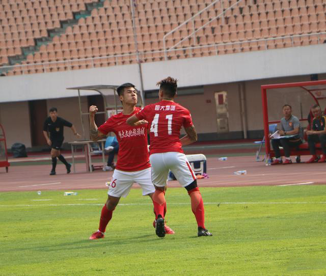 内讧！恒大两“纹身”球员赛场上就互殴，高层正紧急商讨处罚方案