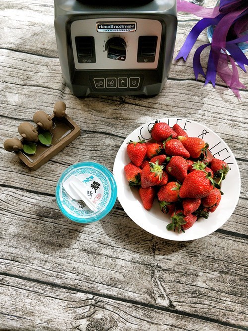 跳动舌尖的草莓酸奶沙冰-----来自汉美弛破壁机