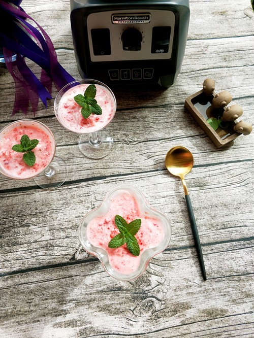 跳动舌尖的草莓酸奶沙冰-----来自汉美弛破壁机