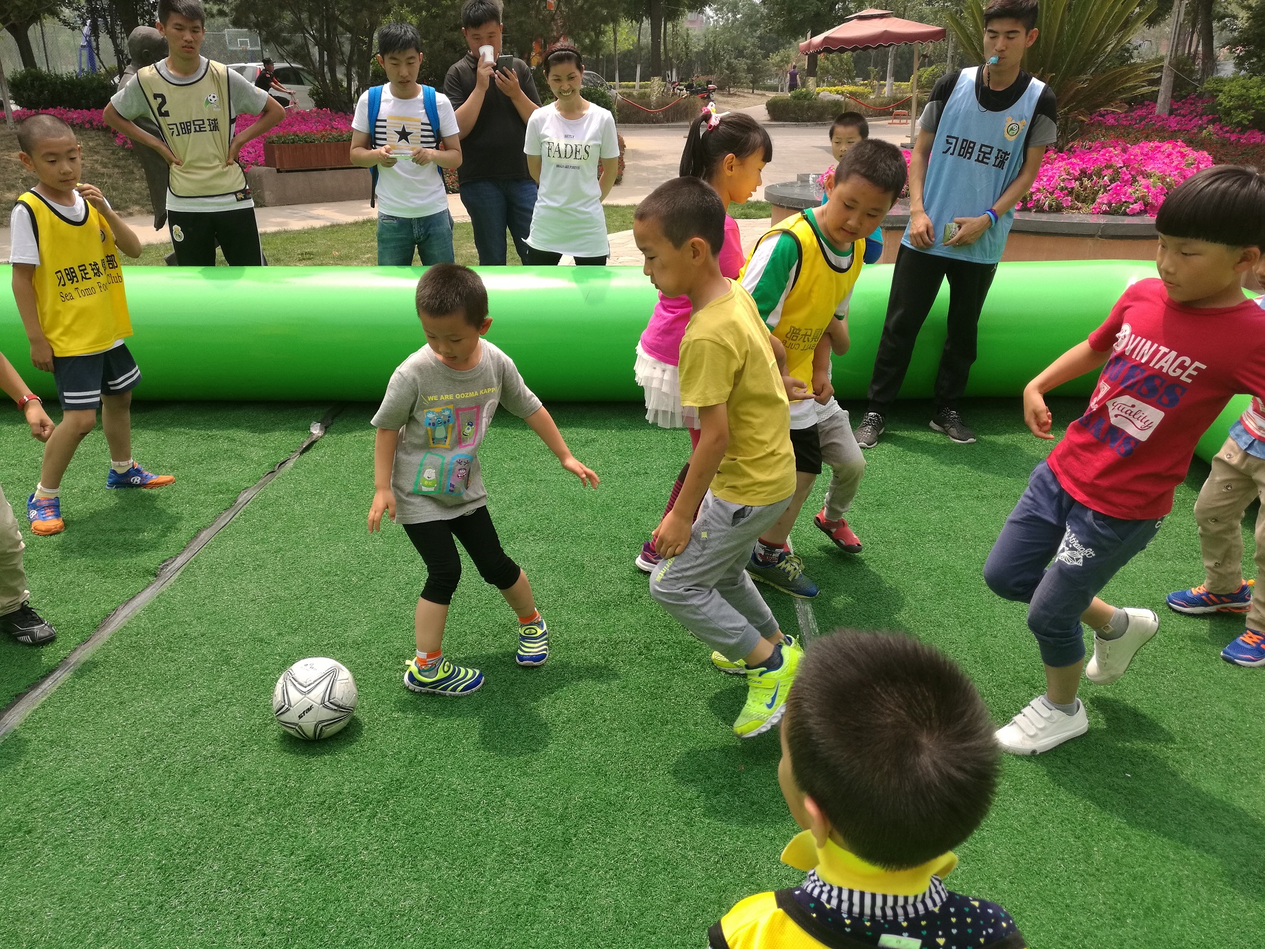 幼儿园亲子足球嘉年华活动方案,少儿足球公益活动