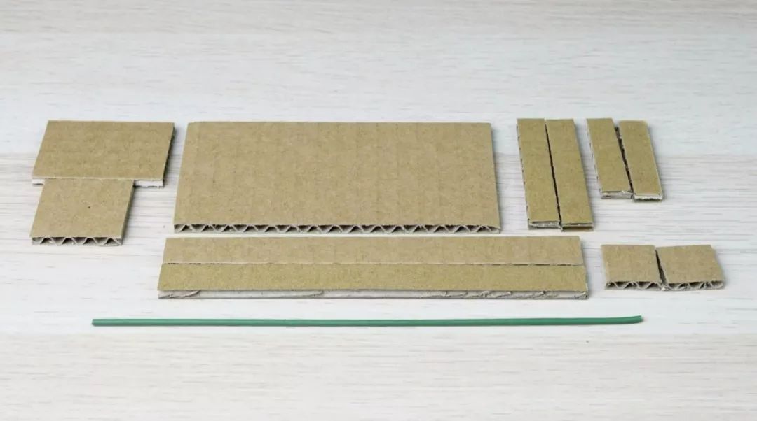 身材不是强项，动作马马虎虎，但单杠小子的滑稽劲特招人喜欢