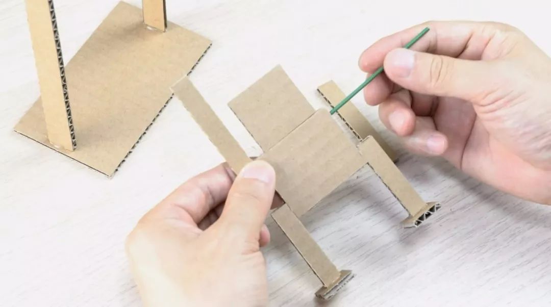 身材不是强项，动作马马虎虎，但单杠小子的滑稽劲特招人喜欢