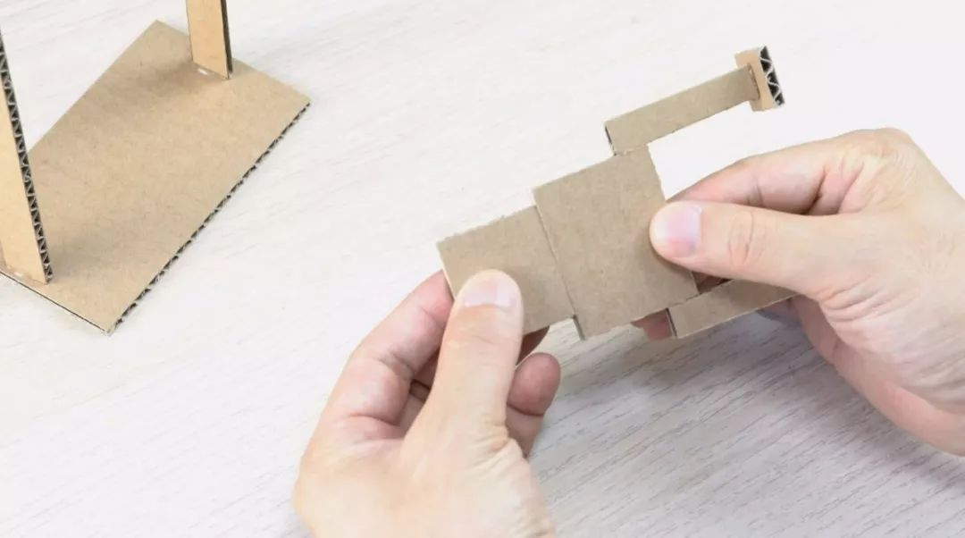 身材不是强项，动作马马虎虎，但单杠小子的滑稽劲特招人喜欢