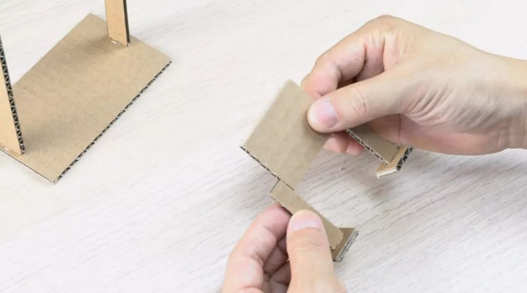 身材不是强项，动作马马虎虎，但单杠小子的滑稽劲特招人喜欢