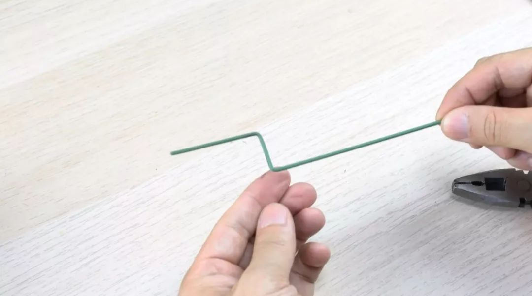 身材不是强项，动作马马虎虎，但单杠小子的滑稽劲特招人喜欢